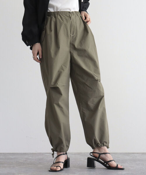 fredy emue（フレディエミュ）の「パラシュートパンツ（その他パンツ・レディース・アイボリー/カーキ・38）」の12枚目の写真