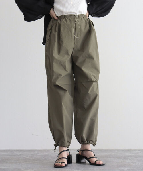 fredy emue（フレディエミュ）の「パラシュートパンツ（その他パンツ・レディース・アイボリー/カーキ・38）」の13枚目の写真