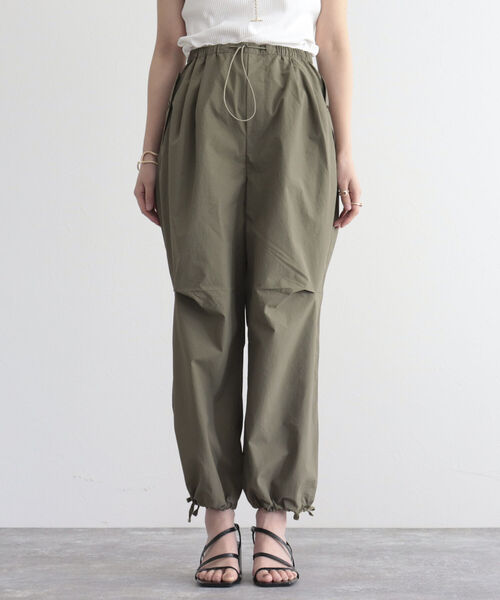 fredy emue（フレディエミュ）の「パラシュートパンツ（その他パンツ・レディース・アイボリー/カーキ・38）」の16枚目の写真