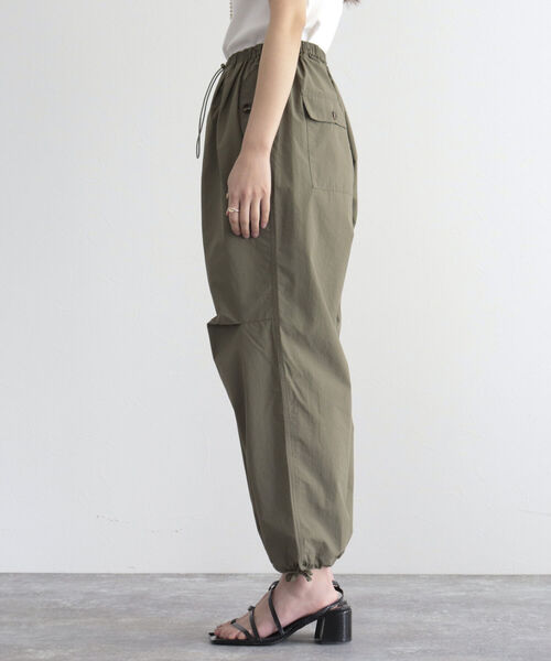 fredy emue（フレディエミュ）の「パラシュートパンツ（その他パンツ・レディース・アイボリー/カーキ・38）」の17枚目の写真