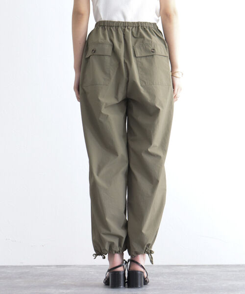 fredy emue（フレディエミュ）の「パラシュートパンツ（その他パンツ・レディース・アイボリー/カーキ・38）」の18枚目の写真