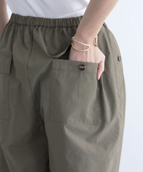 fredy emue（フレディエミュ）の「パラシュートパンツ（その他パンツ・レディース・アイボリー/カーキ・38）」の19枚目の写真