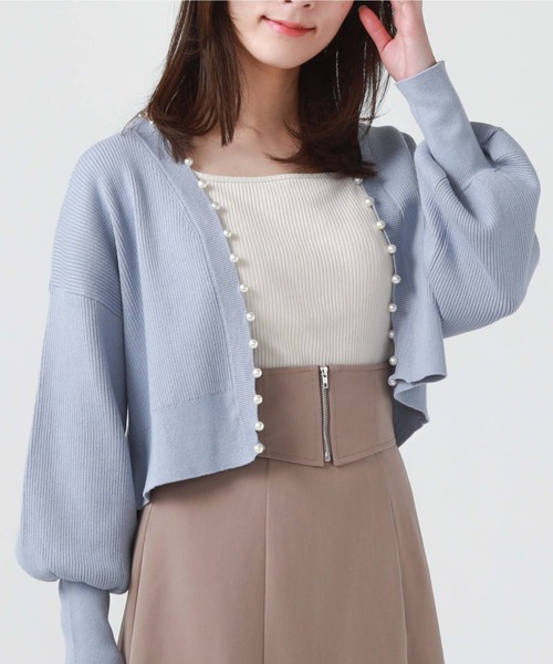 archives(アルシーヴ)の「パール付きニットカーディガン(カーディガン/ボレロ・レディース・ブラック/グレイッシュベージュ/オフホワイト/ブルー・MEDIUM)」の4枚目の写真