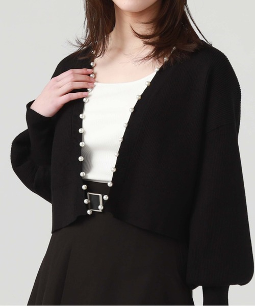 archives(アルシーヴ)の「パール付きニットカーディガン(カーディガン/ボレロ・レディース・ブラック/グレイッシュベージュ/オフホワイト/ブルー・MEDIUM)」の2枚目の写真