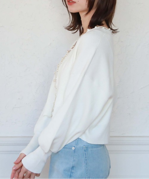 archives(アルシーヴ)の「パール付きニットカーディガン(カーディガン/ボレロ・レディース・ブラック/グレイッシュベージュ/オフホワイト/ブルー・MEDIUM)」の11枚目の写真