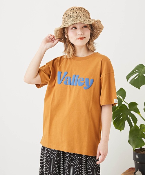 CUBE SUGAR(キューブシュガー)の「汗ジミ防止カットソーロゴプリントTシャツ(Tシャツ/カットソー・レディース・キャメル/ピンク/マルチ/トップグレー/ブルー・M)」の4枚目の写真