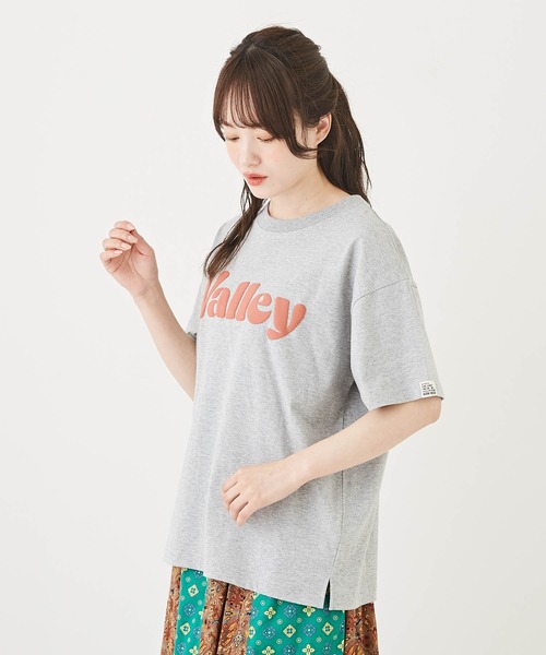 CUBE SUGAR(キューブシュガー)の「汗ジミ防止カットソーロゴプリントTシャツ(Tシャツ/カットソー・レディース・キャメル/ピンク/マルチ/トップグレー/ブルー・M)」の2枚目の写真