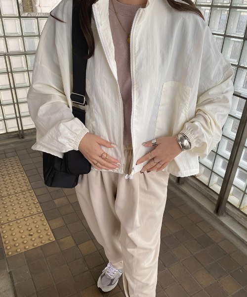 ISOOK(アイスー)の「Oversized nylon jacket / オーバーサイズナイロンジャケット(miho select)(ナイロンジャケット・レディース・ブラック/アイボリー・FREE)」の4枚目の写真