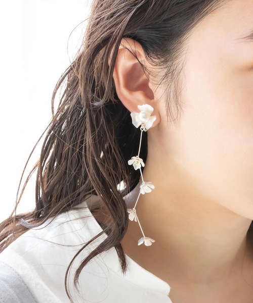 RANDA(ランダ)の「フラワーパーツイヤリング(イヤリング・レディース・ゴールド/シルバー・FREE)」の2枚目の写真