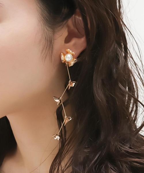 RANDA(ランダ)の「フラワーパーツイヤリング(イヤリング・レディース・ゴールド/シルバー・FREE)」の1枚目の写真