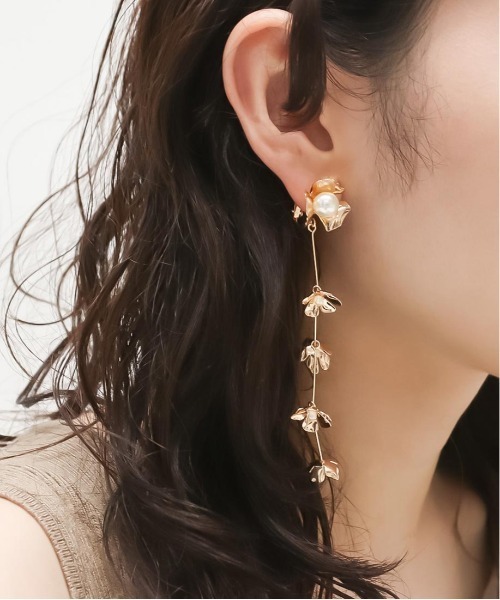 RANDA(ランダ)の「フラワーパーツイヤリング(イヤリング・レディース・ゴールド/シルバー・FREE)」の3枚目の写真