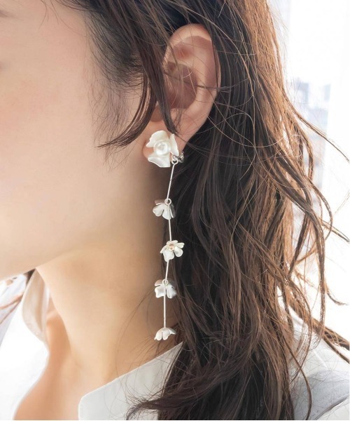 RANDA(ランダ)の「フラワーパーツイヤリング(イヤリング・レディース・ゴールド/シルバー・FREE)」の4枚目の写真