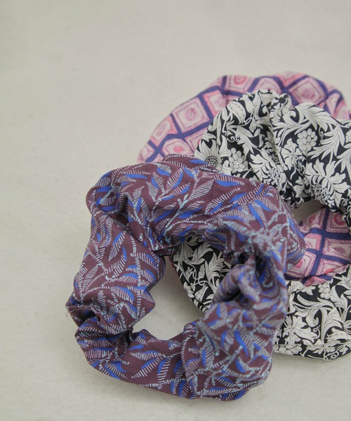 SALON adam et rope'(サロン アダム エ ロペ)の「【LIBERTY】リバティプリントマルチウェイスカーフシュシュ(シュシュ・レディース・ブラック/ブラウン/ピンク・FREE)」の3枚目の写真