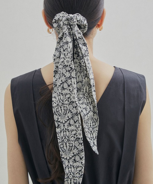 SALON adam et rope'(サロン アダム エ ロペ)の「【LIBERTY】リバティプリントマルチウェイスカーフシュシュ(シュシュ・レディース・ブラック/ブラウン/ピンク・FREE)」の2枚目の写真