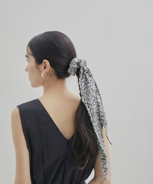 SALON adam et rope'(サロン アダム エ ロペ)の「【LIBERTY】リバティプリントマルチウェイスカーフシュシュ(シュシュ・レディース・ブラック/ブラウン/ピンク・FREE)」の4枚目の写真