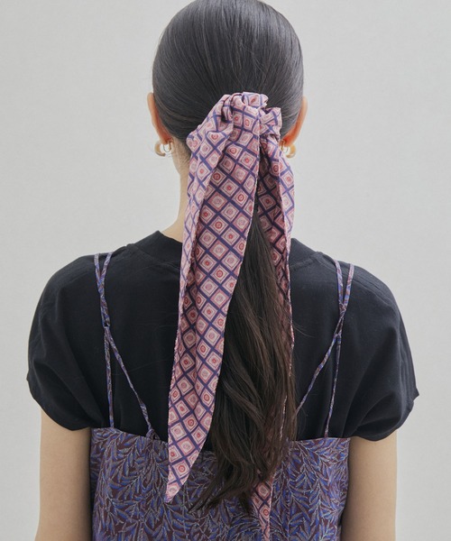 SALON adam et rope'(サロン アダム エ ロペ)の「【LIBERTY】リバティプリントマルチウェイスカーフシュシュ(シュシュ・レディース・ブラック/ブラウン/ピンク・FREE)」の5枚目の写真