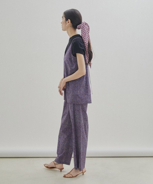 SALON adam et rope'(サロン アダム エ ロペ)の「【LIBERTY】リバティプリントマルチウェイスカーフシュシュ(シュシュ・レディース・ブラック/ブラウン/ピンク・FREE)」の7枚目の写真