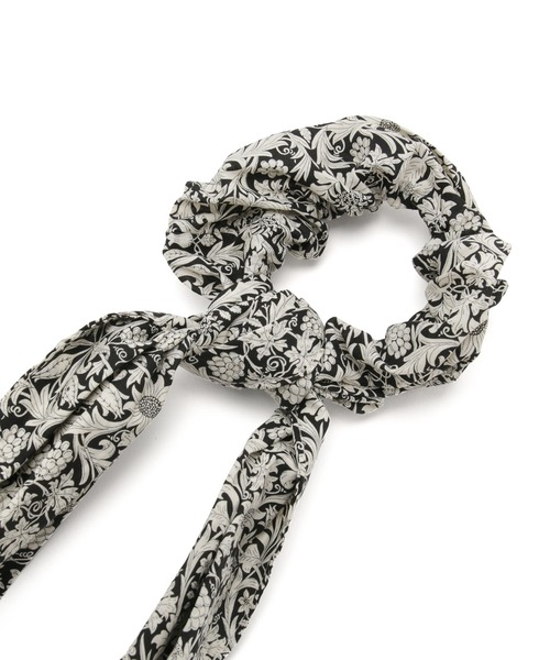 SALON adam et rope'(サロン アダム エ ロペ)の「【LIBERTY】リバティプリントマルチウェイスカーフシュシュ(シュシュ・レディース・ブラック/ブラウン/ピンク・FREE)」の12枚目の写真