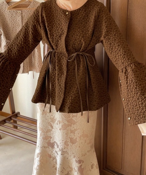 apresjour clair by 和花(アプレジュールクレアバイカズカ)の「【和花コラボアイテム】マルチフラワージャガードトップス【ZOZOTOWN限定アイテム】(シャツ/ブラウス・レディース・ブラウン系その他/ベージュ・フリー/X-LARGE)」の3枚目の写真