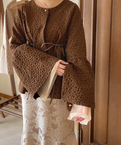 apresjour clair by 和花(アプレジュールクレアバイカズカ)の「【和花コラボアイテム】マルチフラワージャガードトップス【ZOZOTOWN限定アイテム】(シャツ/ブラウス・レディース・ブラウン系その他/ベージュ・フリー/X-LARGE)」の4枚目の写真