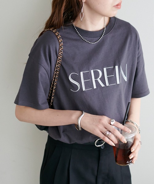 DISCOAT(ディスコート)の「【WEB限定】SEREIN刺繍ロゴTシャツ(Tシャツ/カットソー・レディース・ホワイト/チャコールグレー/ベージュ/ネイビー/ネイビー系1/ホワイト×シルバー/グレー系その他・FREE)」の4枚目の写真