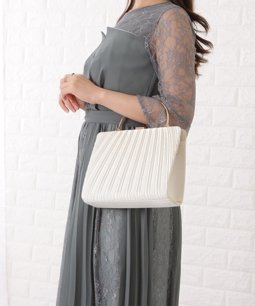 Lace Ladies(レースレディース)の「スクエア型プリーツメタリックハンドバッグ(クラッチバッグ・レディース・ブラック/アイボリー/グレー・FREE)」の14枚目の写真