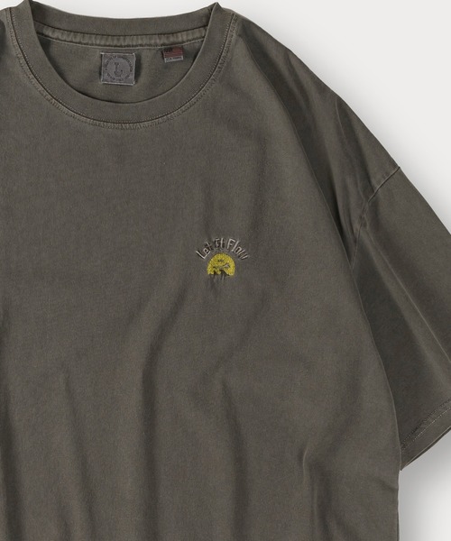 SlashDate(スラッシュデイト)の「ピグメント加工ワンポイント刺繍Tシャツ/ビッグシルエット(Tシャツ/カットソー・メンズ・イエロー/ブルー/ブラック・M/L)」の2枚目の写真