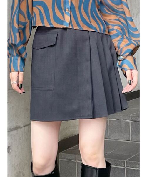 MURUA（ムルーア）の「アシメプリーツミニスカート（スカート・レディース・ベージュ/ダークグレー・1/2）」の2枚目の写真