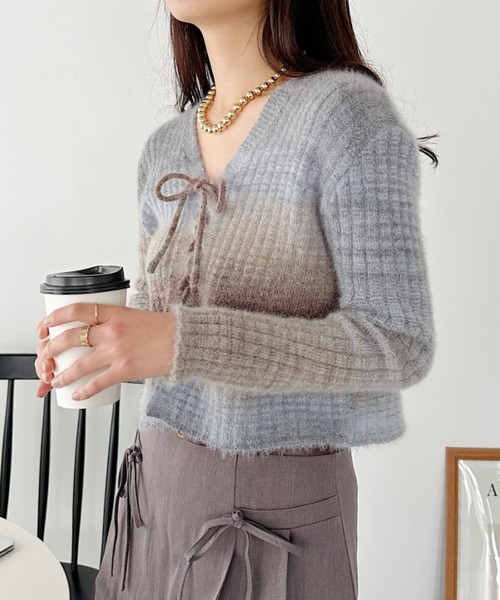 CLEA（クレア）の「グラデーションレースアップニットトップス（ニット/セーター・レディース・ブルー・FREE）」の2枚目の写真