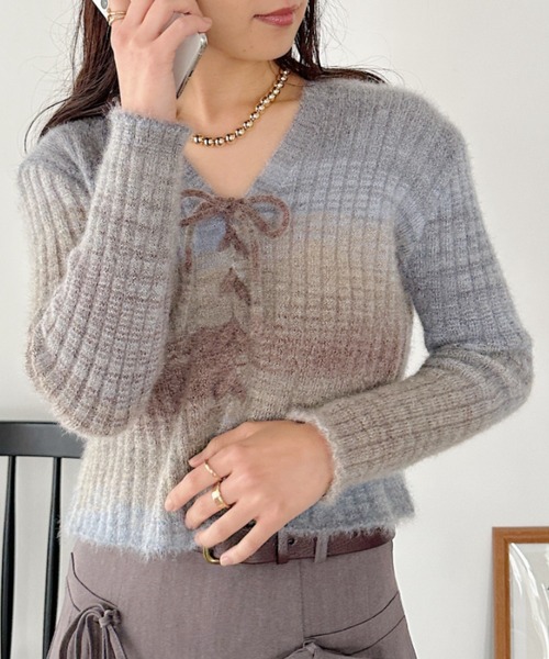 CLEA（クレア）の「グラデーションレースアップニットトップス（ニット/セーター・レディース・ブルー・FREE）」の3枚目の写真