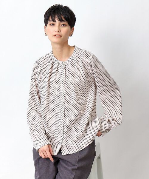 OPAQUE.CLIP(オペークドットクリップ)の「◆≪ヒルナンデス!で紹介≫ バンドカラージョーゼットブラウス/幾何プリントアソート【洗濯機洗い可】(シャツ/ブラウス・レディース・ホワイト系3/ネイビー系/ホワイト/オフホワイト・38/40/36/42)」の1枚目の写真