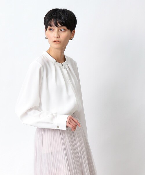 OPAQUE.CLIP(オペークドットクリップ)の「◆≪ヒルナンデス!で紹介≫ バンドカラージョーゼットブラウス/幾何プリントアソート【洗濯機洗い可】(シャツ/ブラウス・レディース・ホワイト系3/ネイビー系/ホワイト/オフホワイト・38/40/36/42)」の2枚目の写真