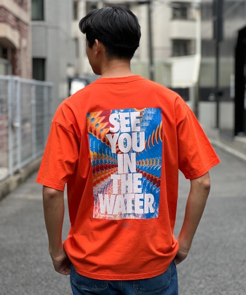 MAGIC NUMBER（マジック ナンバー）の「【MAGIC NUMBER】SEE YOU IN YHE WATER ART by ERI（Tシャツ/カットソー・メンズ・ブラック/オレンジ/ホワイト・X-LARGE/LARGE/MEDIUM）」の3枚目の写真
