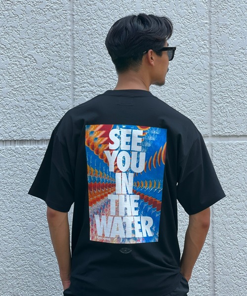 MAGIC NUMBER（マジック ナンバー）の「【MAGIC NUMBER】SEE YOU IN YHE WATER ART by ERI（Tシャツ/カットソー・メンズ・ブラック/オレンジ/ホワイト・X-LARGE/LARGE/MEDIUM）」の2枚目の写真