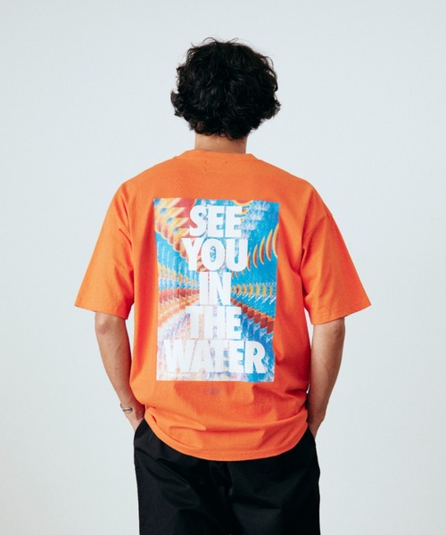 MAGIC NUMBER（マジック ナンバー）の「【MAGIC NUMBER】SEE YOU IN YHE WATER ART by ERI（Tシャツ/カットソー・メンズ・ブラック/オレンジ/ホワイト・X-LARGE/LARGE/MEDIUM）」の10枚目の写真