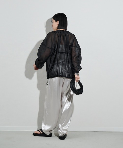 Shelly island（シェリーアイランド）の「サテンタックイージーパンツ（その他パンツ・レディース・シルバー/ブラック・M）」の11枚目の写真