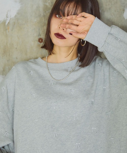 ELLEgirl（エルガール）の「リボン総刺繍スウェットプルオーバー【ELLEgirl/エル ガール】（スウェット・レディース・杢グレー/ブラック/レッド・FREE）」の4枚目の写真