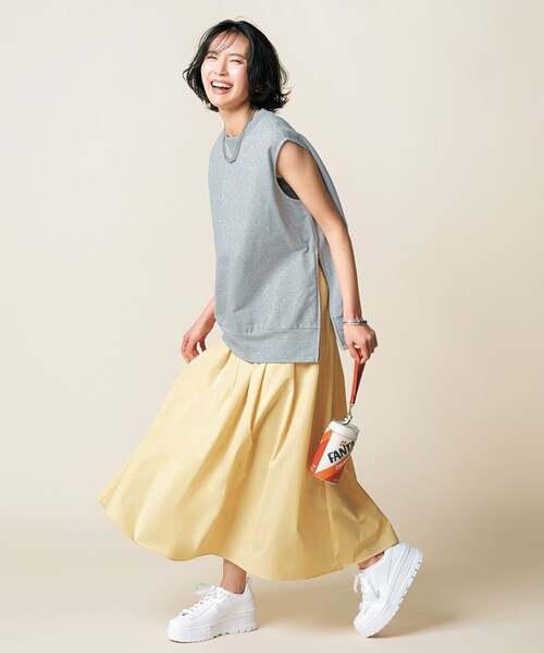 UNFILO（アンフィーロ）の「FINE MOVE タックフレアスカート（スカート・レディース・ブラック系/カーキ系/サックスブルー系/ライトイエロー系/オレンジ系/アイボリー系・X-SMALL/MEDIUM/SMALL）」の5枚目の写真