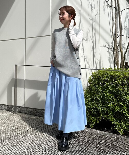 UNFILO（アンフィーロ）の「FINE MOVE タックフレアスカート（スカート・レディース・ブラック系/カーキ系/サックスブルー系/ライトイエロー系/オレンジ系/アイボリー系・X-SMALL/MEDIUM/SMALL）」の12枚目の写真