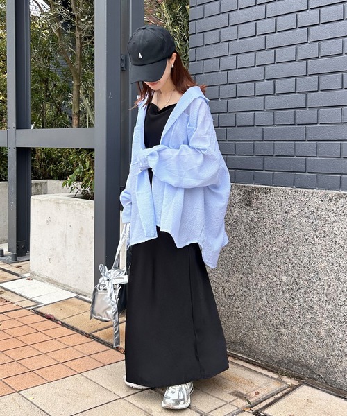 ISOOK（アイスー）の「【ISOOK / アイスー】オーバーサイズサッカーストライプシャツ / サッカー生地 シアーシャツ ビッグシャツ カーディガン 羽織り 冷房対策 日焼け対策 ホワイト ブルー ピンク ZOZOTOWN限定（シャツ/ブラウス・レディース・ブルー/ピンク/ホワイト・FREE）」の4枚目の写真