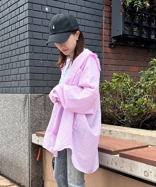 ISOOK（アイスー）の「【ISOOK / アイスー】オーバーサイズサッカーストライプシャツ / サッカー生地 シアーシャツ ビッグシャツ カーディガン 羽織り 冷房対策 日焼け対策 ホワイト ブルー ピンク ZOZOTOWN限定（シャツ/ブラウス・レディース・ブルー/ピンク/ホワイト・FREE）」の11枚目の写真