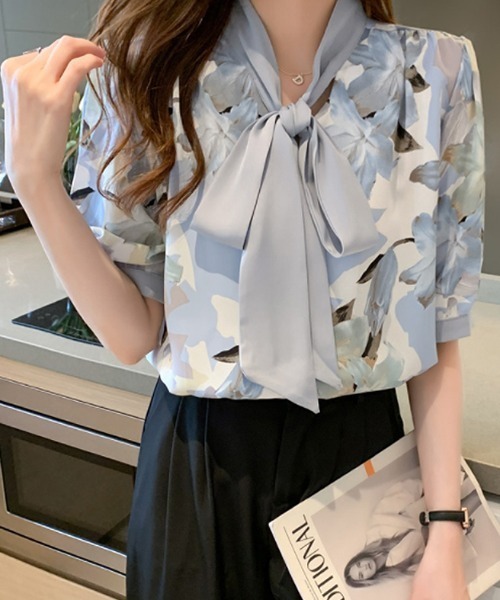 COCOMOMO(ココモモ)の「花柄ボウタイリボンブラウス(シャツ/ブラウス・レディース・ブルー/ピンク/イエロー・M/L)」の1枚目の写真