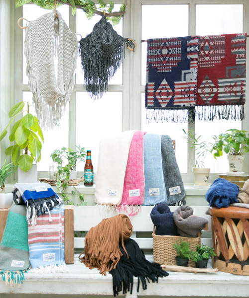 Kahiko（カヒコ）の「【kahiko】ALOHAシンプルショール（マフラー・レディース・ブルー/ピンク/ネイビー/ベージュ/イエロー/ブラック/オフホワイト・FREE）」の21枚目の写真