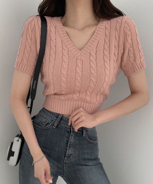 GLAMOROUS JANE(グラマラスジェーン)の「ケーブル編みVネックショート丈ニット(ニット/セーター・レディース・ピンク/ホワイト/ブラック・FREE)」の5枚目の写真