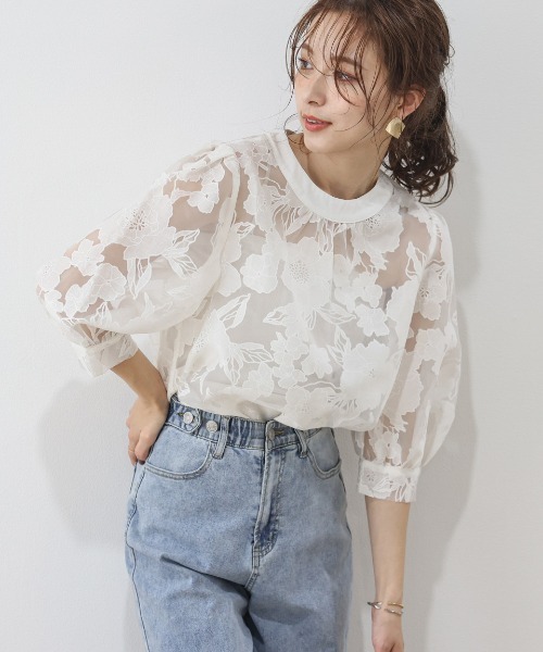 SUGAR BISKET(シュガービスケット)の「花柄シアージャガードブラウス(シャツ/ブラウス・レディース・ベージュ/ホワイト/ブラック・フリー)」の4枚目の写真