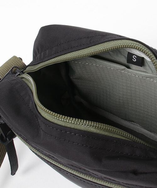 GREGORY（グレゴリー）の「パデッドショルダーポーチS PADDED SHOULDER POUCH S ブラック/オリーブ（ショルダーバッグ・メンズ・ブラック系その他・ONE SIZE）」の3枚目の写真