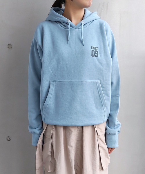 Q（キュー）の「everyパーカー（パーカー・レディース・グレイッシュブルー・MEDIUM）」の3枚目の写真