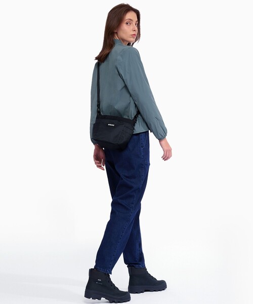 AIGLE（エーグル）の「撥水 ネイバーフッド ショルダーバッグ（ショルダーバッグ・レディース・ブラック/ダークグリーン/ライトパープル・FREE）」の4枚目の写真