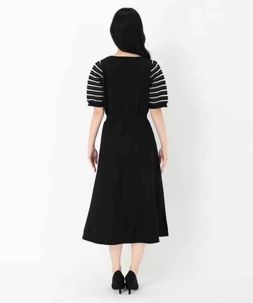 UNIVERVAL MUSE（ユニバーバル ミューズ）の「リボンフラワー刺しゅうカーディガン（ワンピース・レディース・ブラック・2）」の5枚目の写真