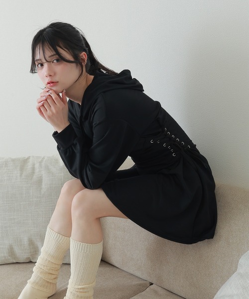 M DOLLY(エムドリー)の「side lace up hoodie dress/サイドレースアップフーディドレス(ワンピース・レディース・ブラック/グレー・FREE)」の1枚目の写真
